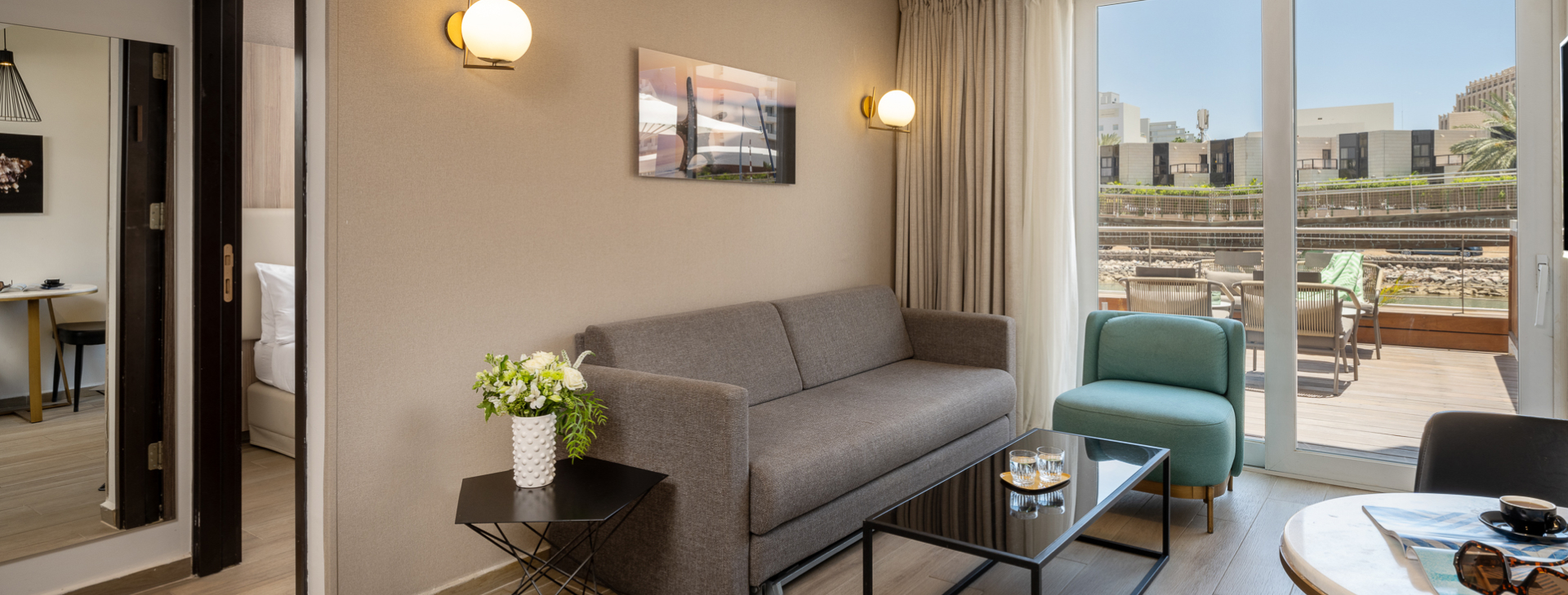 palmajunior-garden-with-jacuzzi10303smalldesk